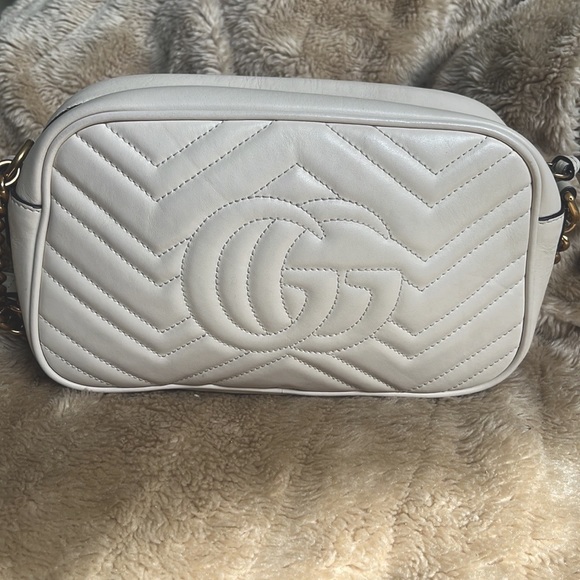 Gucci Marmont Chain Shoulder Bag in Cream - Picture 3 of 16
